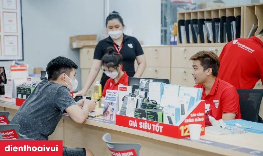 Dịch vụ thay k&iacute;nh lưng iPhone 13 Pro ch&iacute;nh h&atilde;ng Aries lấy liền tại Điện Thoại Vui được nhiều kh&aacute;ch h&agrave;ng lựa chọn