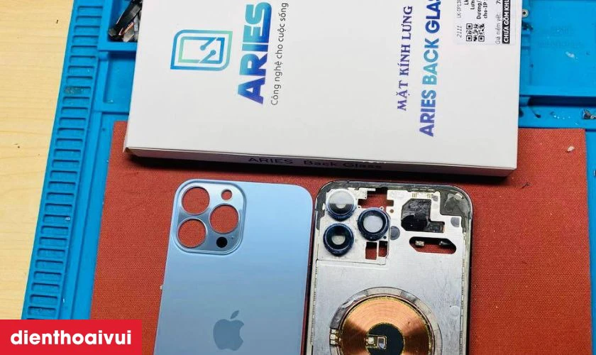 Thay k&iacute;nh lưng ch&iacute;nh h&atilde;ng Aries cho iPhone 13 Pro Max được nhiều người lựa chọn