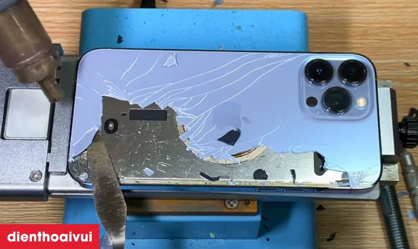 Thay k&iacute;nh lưng mới khi k&iacute;nh lưng iPhone bị hư hỏng, trầy xước nứt vỡ