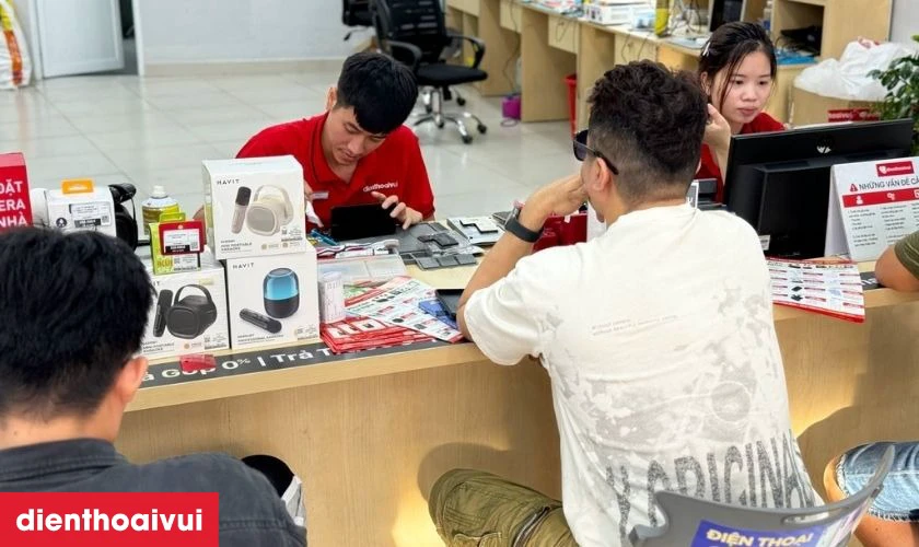 Mang m&aacute;y đến Điện Thoại Vui để sử dụng dịch vụ thay k&iacute;nh lưng ch&iacute;nh h&atilde;ng Aries cho iPhone của bạn