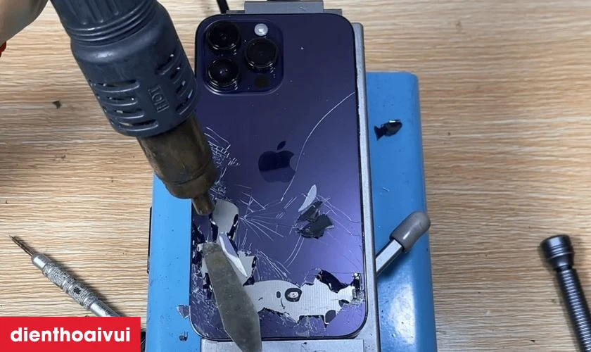Thay k&iacute;nh lưng mới khi iPhone bị nứt vỡ, trầy xước mặt lưng nặng