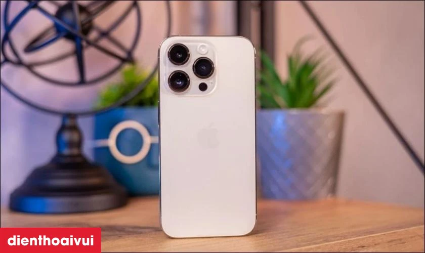 Thay k&iacute;nh lưng iPhone 14 Pro Max ch&iacute;nh h&atilde;ng Aries