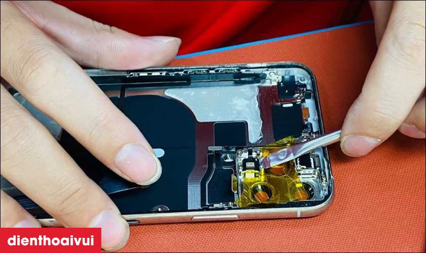 N&ecirc;n thay k&iacute;nh lưng iPhone 14 Pro Max ch&iacute;nh h&atilde;ng Aries ở đ&acirc;u uy t&iacute;n