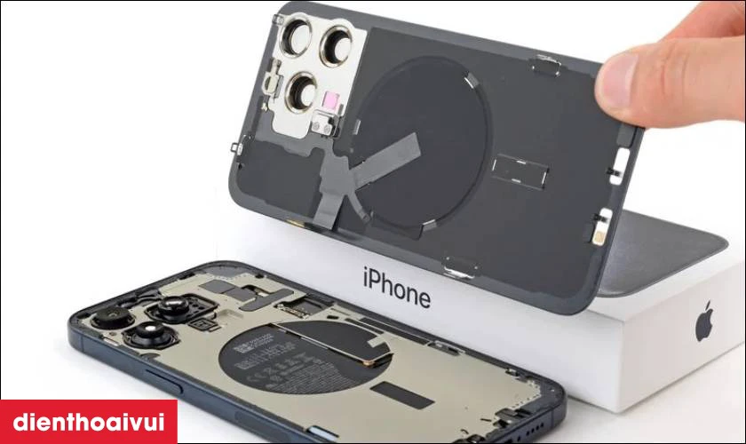 Thay vỏ v&agrave; thay k&iacute;nh lưng iPhone 15 c&oacute; g&igrave; kh&aacute;c nhau
