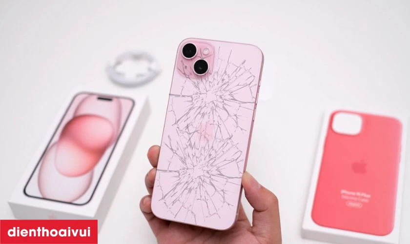 Khi n&agrave;o bạn n&ecirc;n thay k&iacute;nh lưng iPhone?