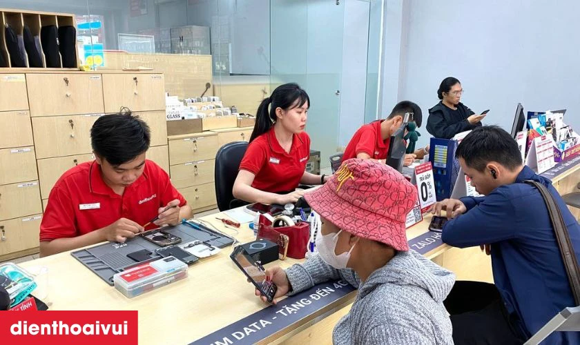 Thay k&iacute;nh lưng iPhone 15 Pro ch&iacute;nh h&atilde;ng Aries lấy liền gi&aacute; tốt tại Điện Thoại Vui