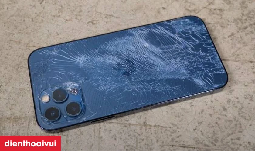 Khi n&agrave;o bạn n&ecirc;n thay k&iacute;nh lưng iPhone 15 Pro Max
