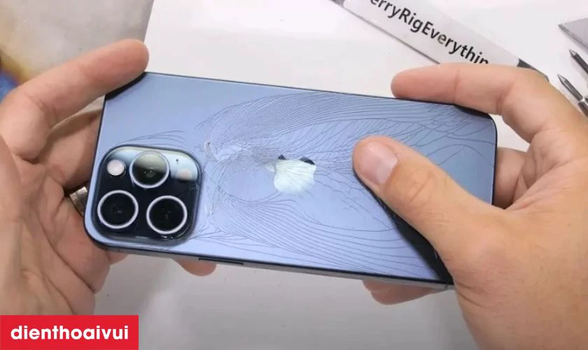 Khi n&agrave;o bạn cần thay k&iacute;nh lưng iPhone?