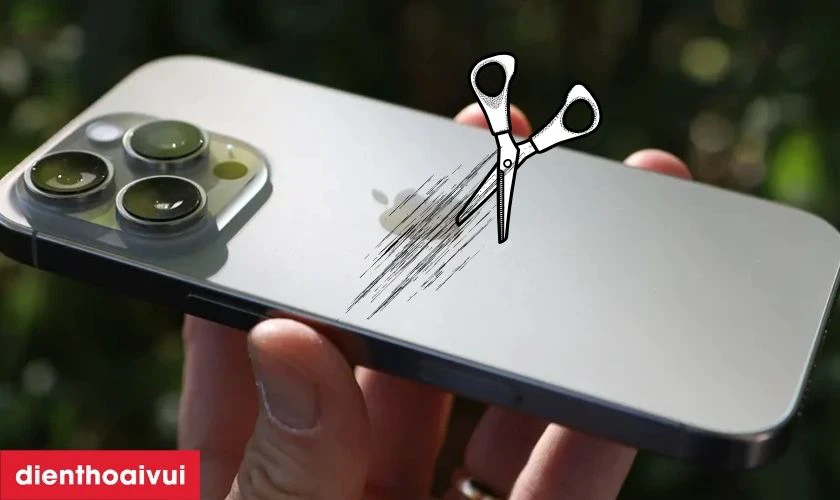 Va chạm vật nhọn làm kính lưng trầy xước