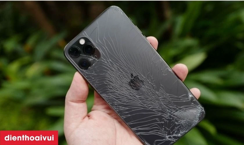 Kính lưng bị nứt vỡ nặng