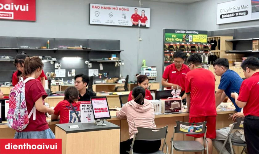 Nhân viên tiếp nhận 16 Pro Max bị hư kính lưng