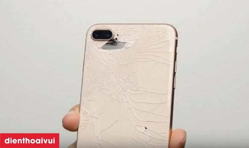 T&aacute;c hại của việc k&iacute;nh lưng iPhone bị vỡ