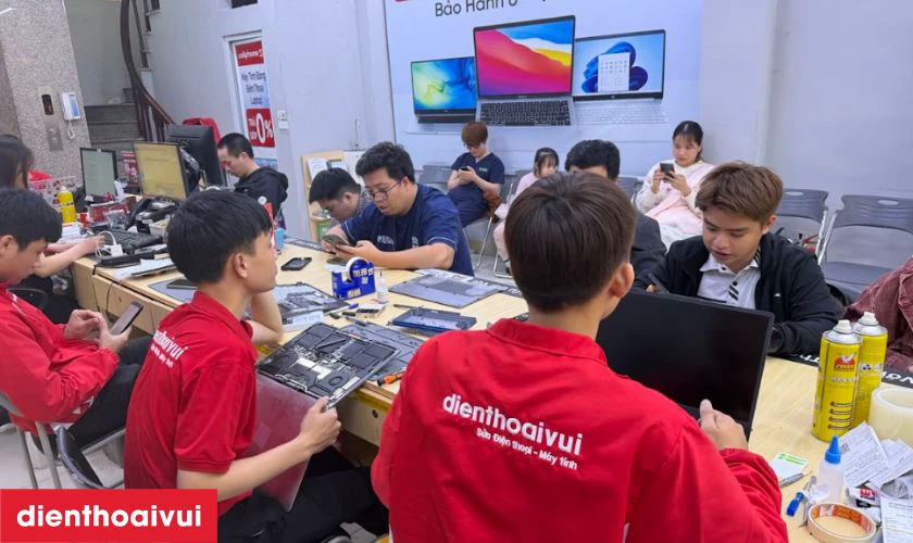 Dịch vụ thay kính lưng iPhone 8 Plus giá tốt tại Điện Thoại Vui