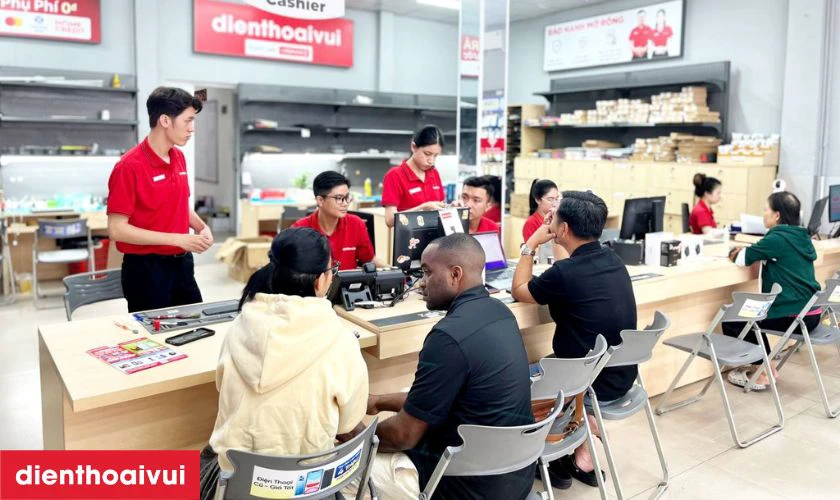 Thay k&iacute;nh lưng iPhone Air lấy liền tại Điện Thoại Vui