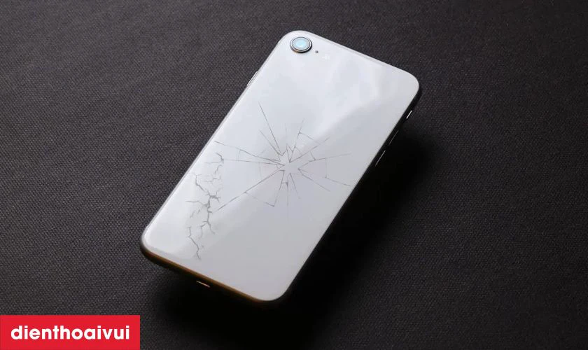 K&iacute;nh lưng iPhone SE hư hỏng sẽ ảnh hưởng chiếc điện thoại của bạn như thế n&agrave;o?