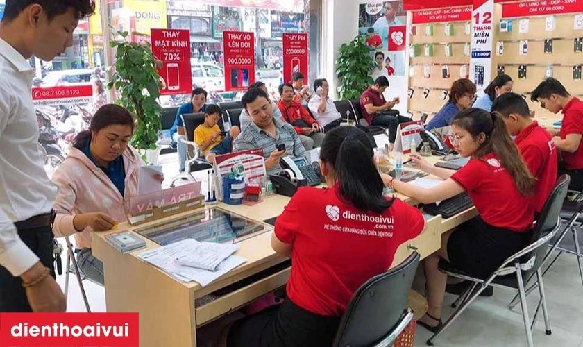 Dịch vụ thay k&iacute;nh lưng iPhone SE 2020 gi&aacute; rẻ lấy ngay tại Điện Thoại Vui