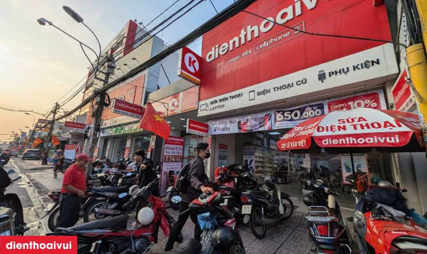 N&ecirc;n thay k&iacute;nh lưng iPhone ch&iacute;nh h&atilde;ng Aries ở đ&acirc;u uy t&iacute;n, lấy liền tại TPHCM v&agrave; H&agrave; Nội?