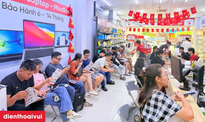 Dịch vụ thay mặt k&iacute;nh&nbsp;sau điện thoại iPhone X gi&aacute; rẻ lấy ngay tại Điện Thoại Vui