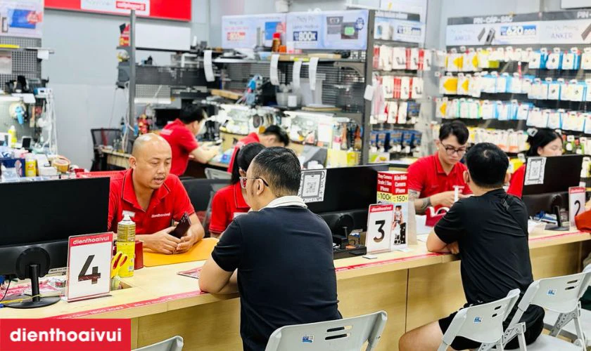 Thay kính lưng iPhone XR uy tín, chuyên nghiệp tại Điện Thoại Vui