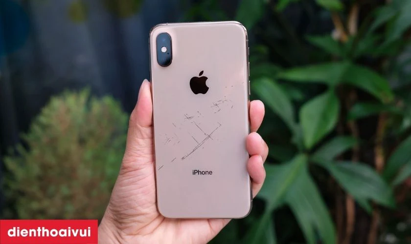 Dấu hiệu cần thay mặt kính lưng iPhone XS
