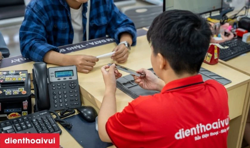 Nh&acirc;n vi&ecirc;n b&agrave;n giao lại m&aacute;y để kh&aacute;ch kiểm tra tổng thể lần cuối