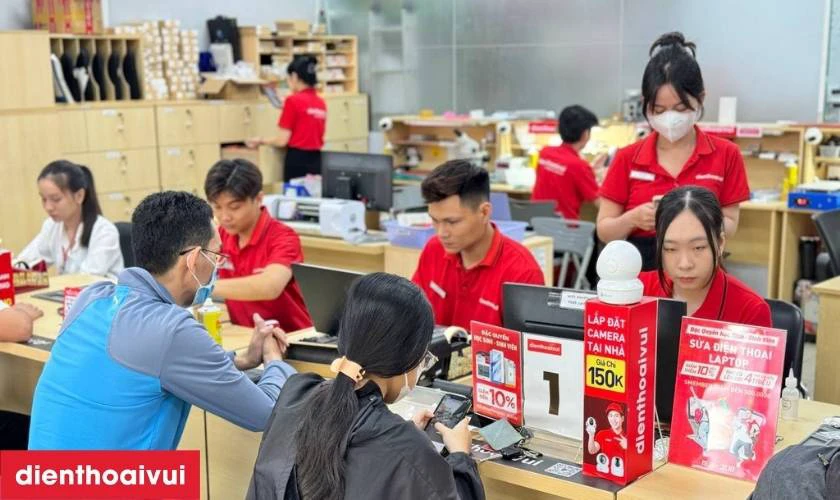 Địa chỉ thay k&iacute;nh lưng Oppo Reno 13 Pro tại TPHCM, H&agrave; Nội, Đồng Nai