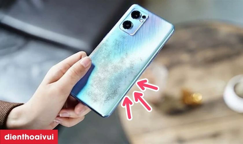 Khi nào bạn cần thay kính lưng Oppo Reno 7?