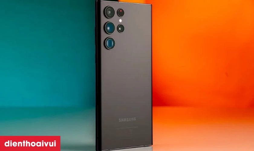 Thay k&iacute;nh lưng ch&iacute;nh h&atilde;ng Safety cho Samsung Galaxy S22 Ultra gi&uacute;p kh&ocirc;i phục vẻ đẹp cho điện thoại