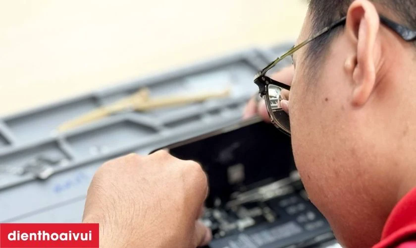 Dịch vụ thay k&iacute;nh lưng Safety Xiaomi Redmi K50 lấy liền tại Điện Thoại Vui