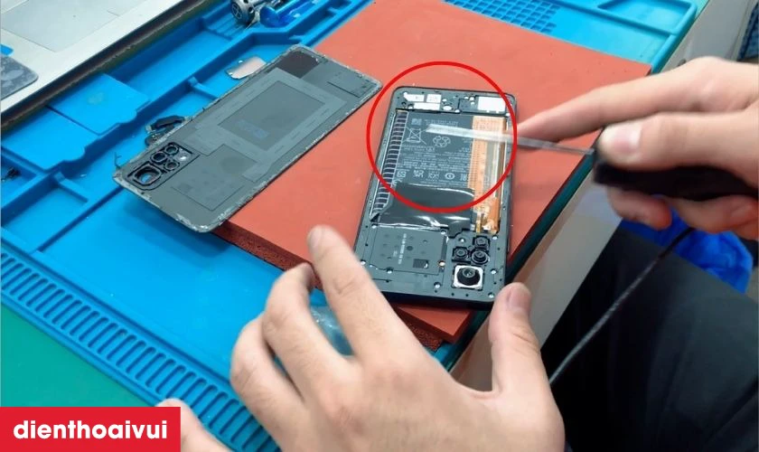 Thay k&iacute;nh lưng Xiaomi Redmi Note 11 mới gi&uacute;p kh&ocirc;i phục vẻ đẹp v&agrave; chức năng của k&iacute;nh