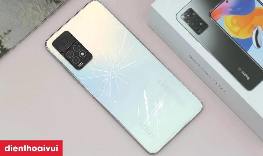 Thay k&iacute;nh lưng Xiaomi Redmi Note 11 Pro mới khi bị trầy xước, nứt vỡ