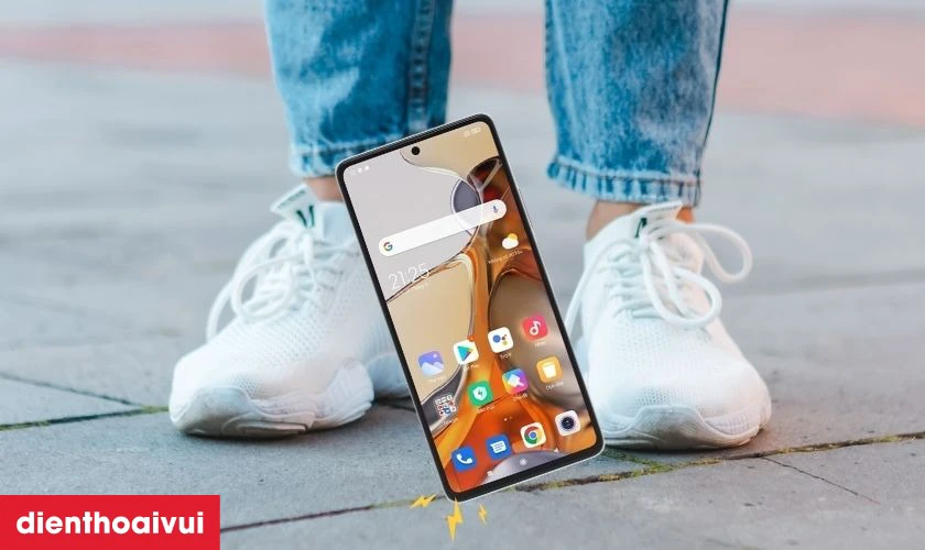 Rơi rớt l&agrave; nguy&ecirc;n nh&acirc;n khiến k&iacute;nh lưng Xiaomi Redmi Note 11 Pro bị nứt vỡ