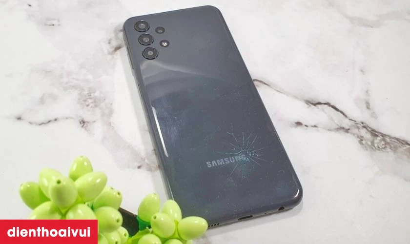 Thay k&iacute;nh lưng Samsung Galaxy A13