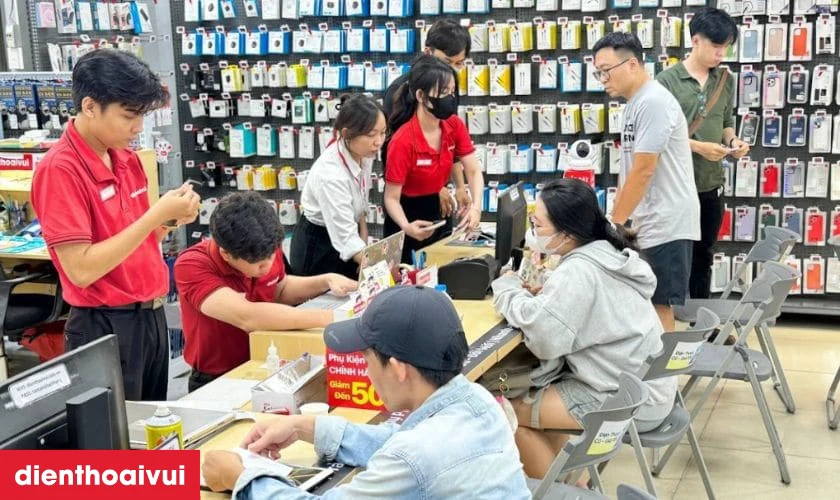 Quy tr&igrave;nh thay k&iacute;nh lưng Samsung Galaxy A25 5G uy t&iacute;n tại Điện Thoại Vui