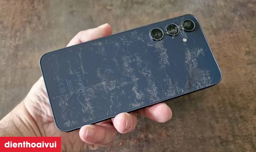 Dấu hiệu n&agrave;o bạn cần thay k&iacute;nh lưng Samsung Galaxy A55