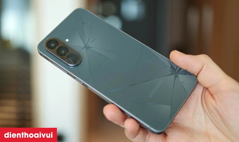 Khi nào bạn cần thay kính lưng Samsung