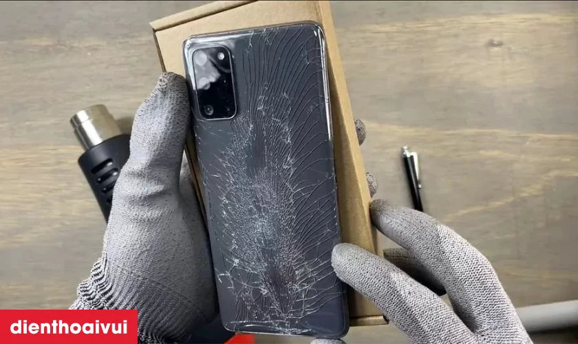 Thay k&iacute;nh lưng h&atilde;ng Safety khi mặt lưng nứt vỡ, trầy xước
