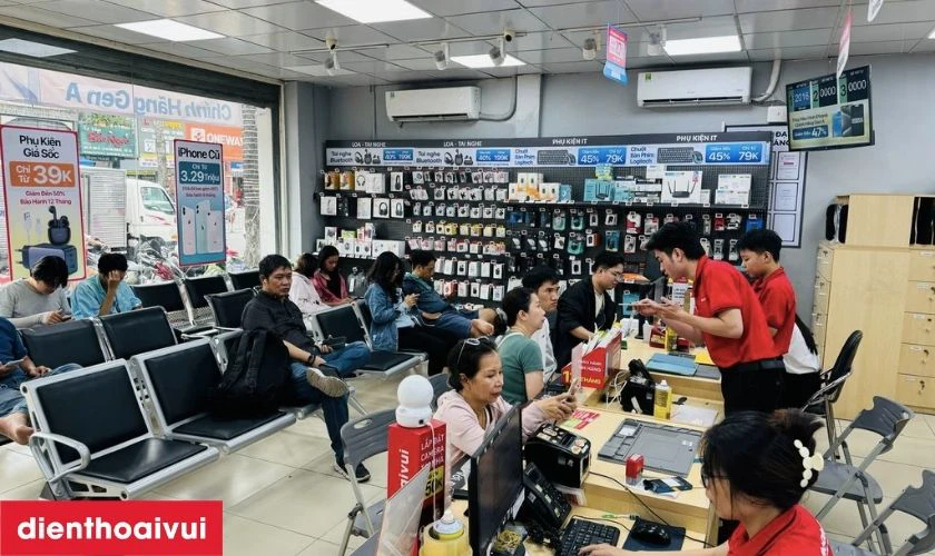 Dịch vụ thay k&iacute;nh lưng Samsung S22 ch&iacute;nh h&atilde;ng, lấy liền tại Điện Thoại Vui