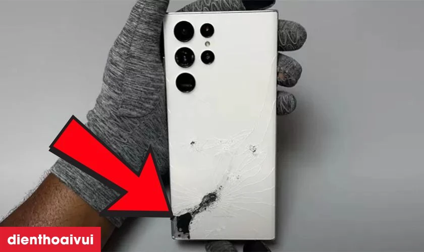K&iacute;nh lưng nứt vỡ, trầy xước l&agrave; dấu hiệu cần thay mới
