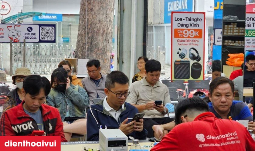 Thay k&iacute;nh lưng Samsung Galaxy S23 Ultra h&atilde;ng Safety lấy liền tại Điện Thoại Vui