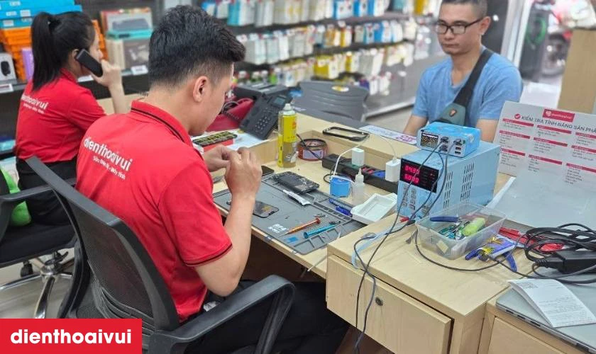Quy tr&igrave;nh thay k&iacute;nh lưng Samsung Galaxy S24 minh bạch tại Điện Thoại Vui