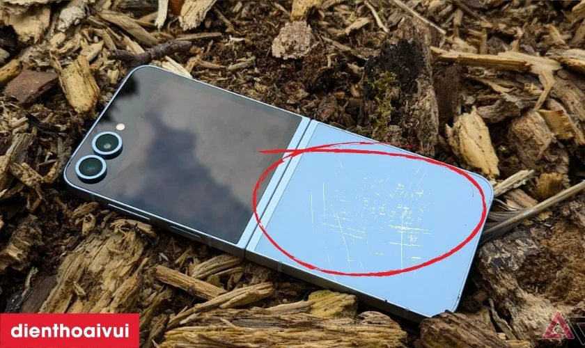 Dấu hiệu nhận biết cần thay k&iacute;nh lưng Samsung Galaxy Z Flip 6