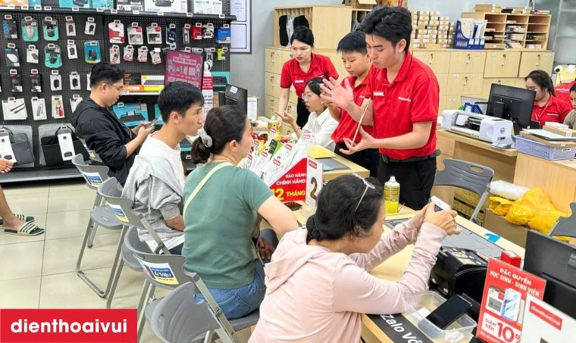 Cửa h&agrave;ng thay k&iacute;nh lưng Samsung Z Flip 4 ch&iacute;nh h&atilde;ng, lấy liền tại Điện Thoại Vui