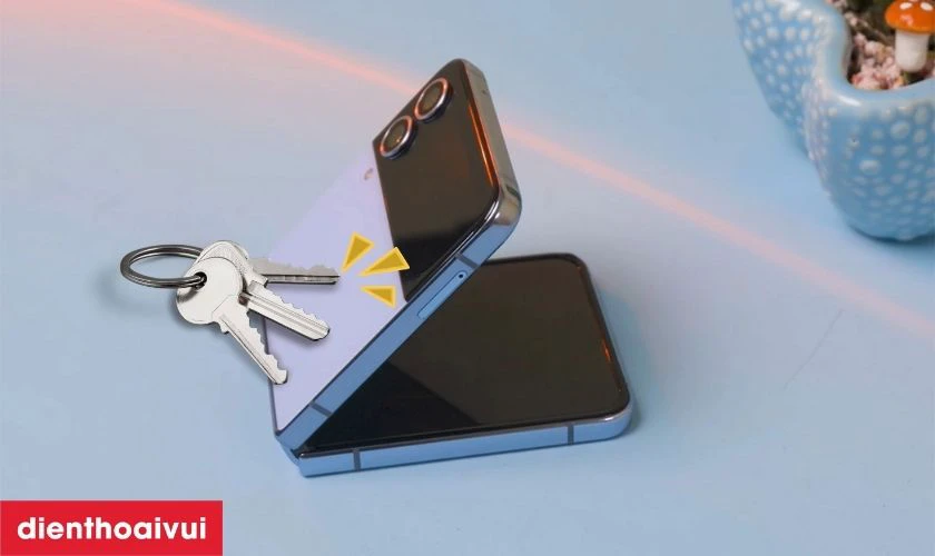 Va chạm với c&aacute;c vật sắc nhọn c&oacute; thể g&acirc;y xước mặt lưng