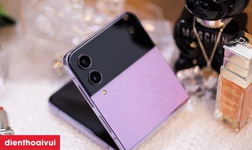 K&iacute;nh lưng bị nứt hoặc vỡ, trầy xước