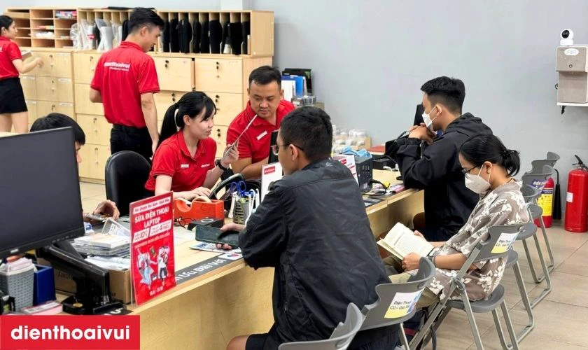 Cửa h&agrave;ng thay k&iacute;nh lưng Samsung Z Flip 4 ở đ&acirc;u uy t&iacute;n, lấy liền lại TPHCM v&agrave; H&agrave; Nội