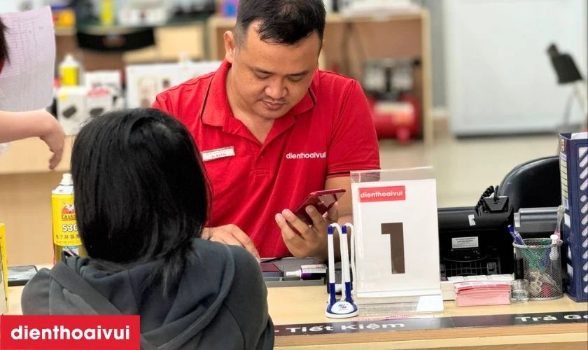 Quy tr&igrave;nh thay k&iacute;nh lưng Samsung Z Flip 4 lấy liền tại Điện Thoại Vui