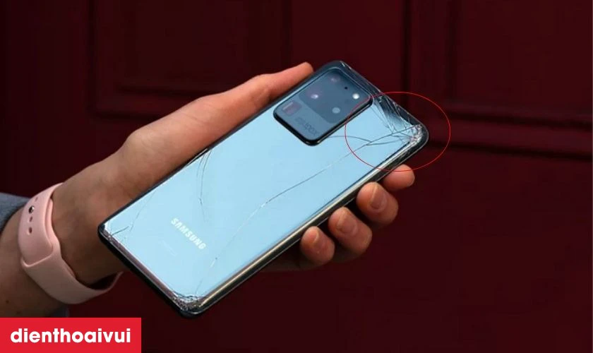 Phần khung viền kim loại bị cong v&ecirc;nh hoặc m&oacute;p m&eacute;o