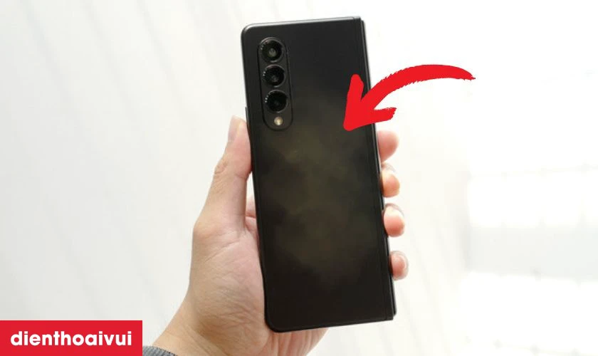 K&iacute;nh lưng bị ố v&agrave;ng hoặc mờ đục