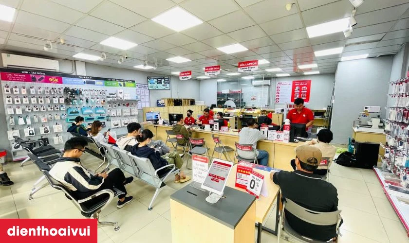Kỹ thuật vi&ecirc;n chuy&ecirc;n nghiệp trực tiếp kiểm tra v&agrave; thay k&iacute;nh lưng mới